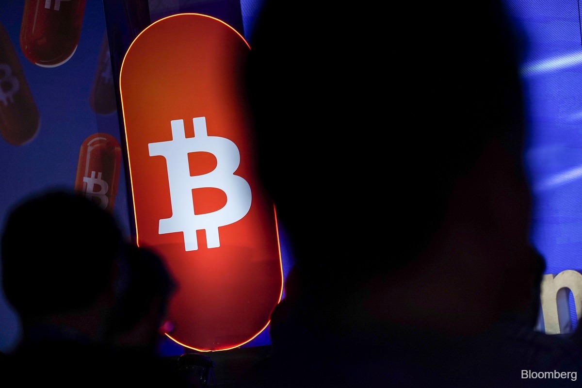 US bitcoin ETFs bleed US$2.8 bil in longest outflow streak